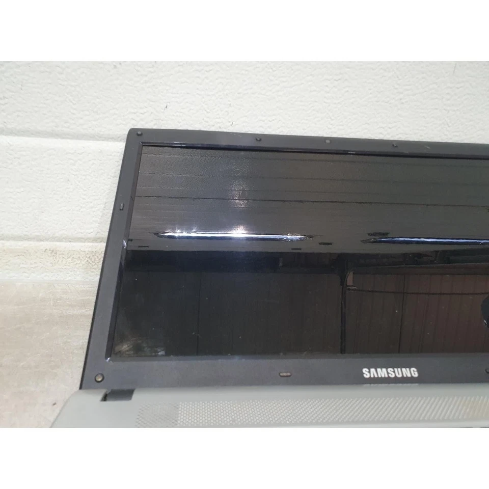 Samsung NP-R519 Notebook/Laptop Black Wi-Fi 15.6" TFT LCD Display - For Parts - Image 3 of 4