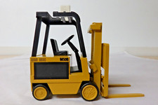 NZG 225 CATERPILLAR M50B FORK LIFT TRUCK  1:25 SCALE