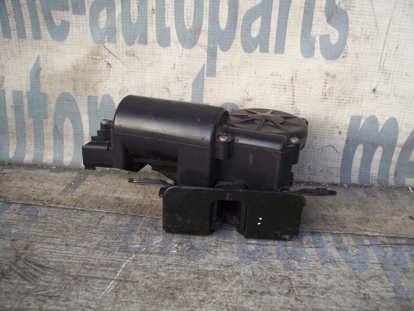 SOME 20062016 ESCALADE SRX OEM TRUNK LIFT GATE LIFTGATE LATCH ACTUATOR