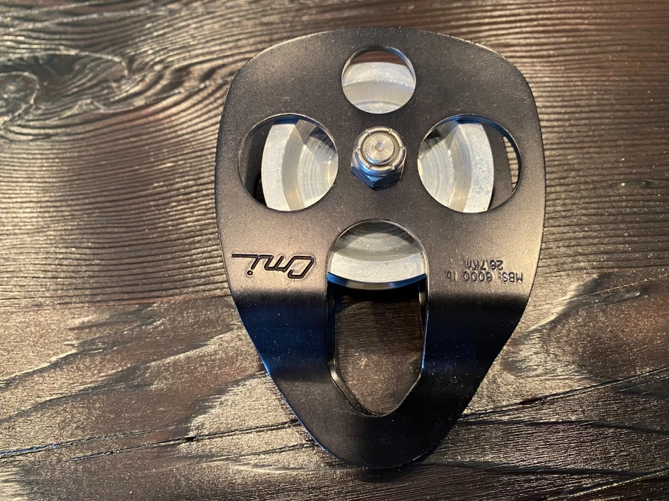 Micro polea CMI con placas laterales anodizadas negras con polea de acero recubierta de zinc de 2-3/8" Foto 2 de 4