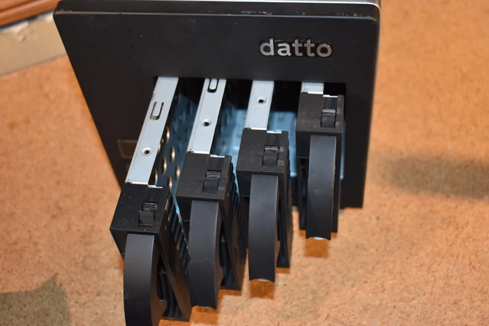 Datto S3B1000 4 Bay 3.5" NAS Intel Xeon D-1521 2.4GHz 32GB RAM 120GB SSD No HDD - Image 3 of 4