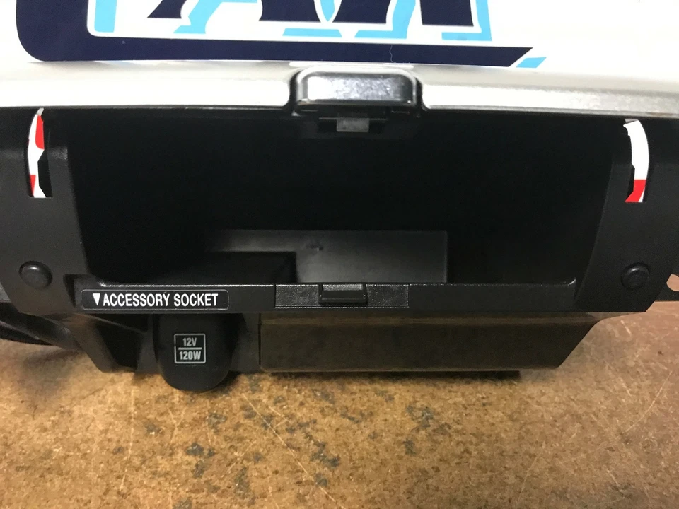 Suzuki Aerio 2006 compartimento accesorio enchufe #9170 Foto 4 de 4