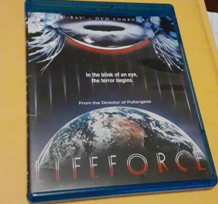 Lifeforce (Blu-ray + DVD Combo, 1985) OOP Collector’s Edition Scream Factory Foto 2 de 4
