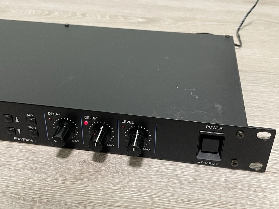 Yamaha REV100 - Procesador de efectos reverberador digital Foto 3 de 4