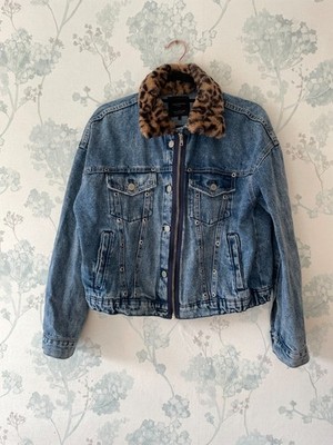 Damenjeansjacke von Zara mit Knöpfen und Pelzbesatz im Animal-Print, Größe M