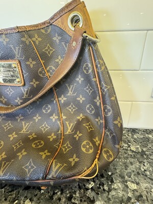 Authentic Louis Vuitton Galleria PM - Monogram Canvas Hobo  display picture 1