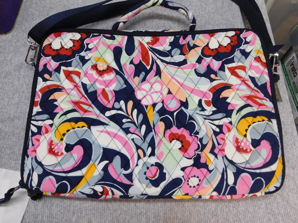 Vera Bradley Acolchado Floral Bolso para Laptop Estuche Bandolera Correa para el Hombro Acolchado Foto 3 de 4