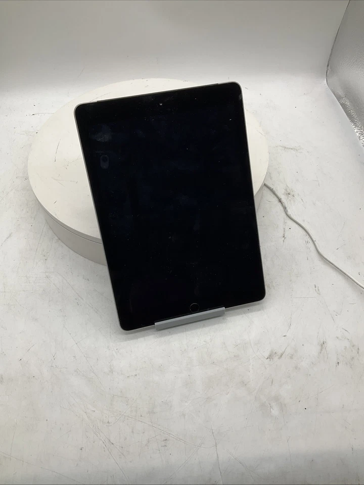 Apple iPad 5th Gen A1823 32 GB iOS 15.7 ( Wi-Fi + 4G ) Unlocked Space Gray - Image 2 of 4