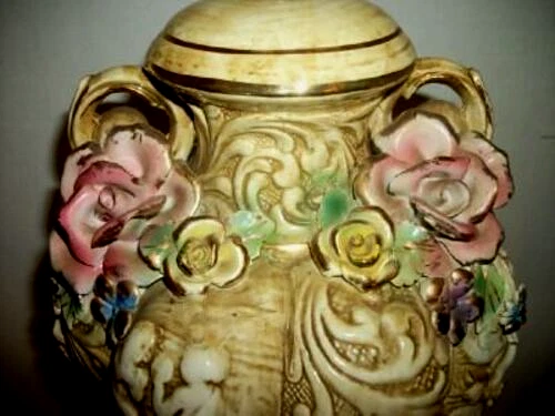 ITALIAN CAPODIMONTE LAMP CHERUBS LUSH ROSES GILT DOLPHIN BASE HOLLYWOOD REGENCY - Image 3 of 4