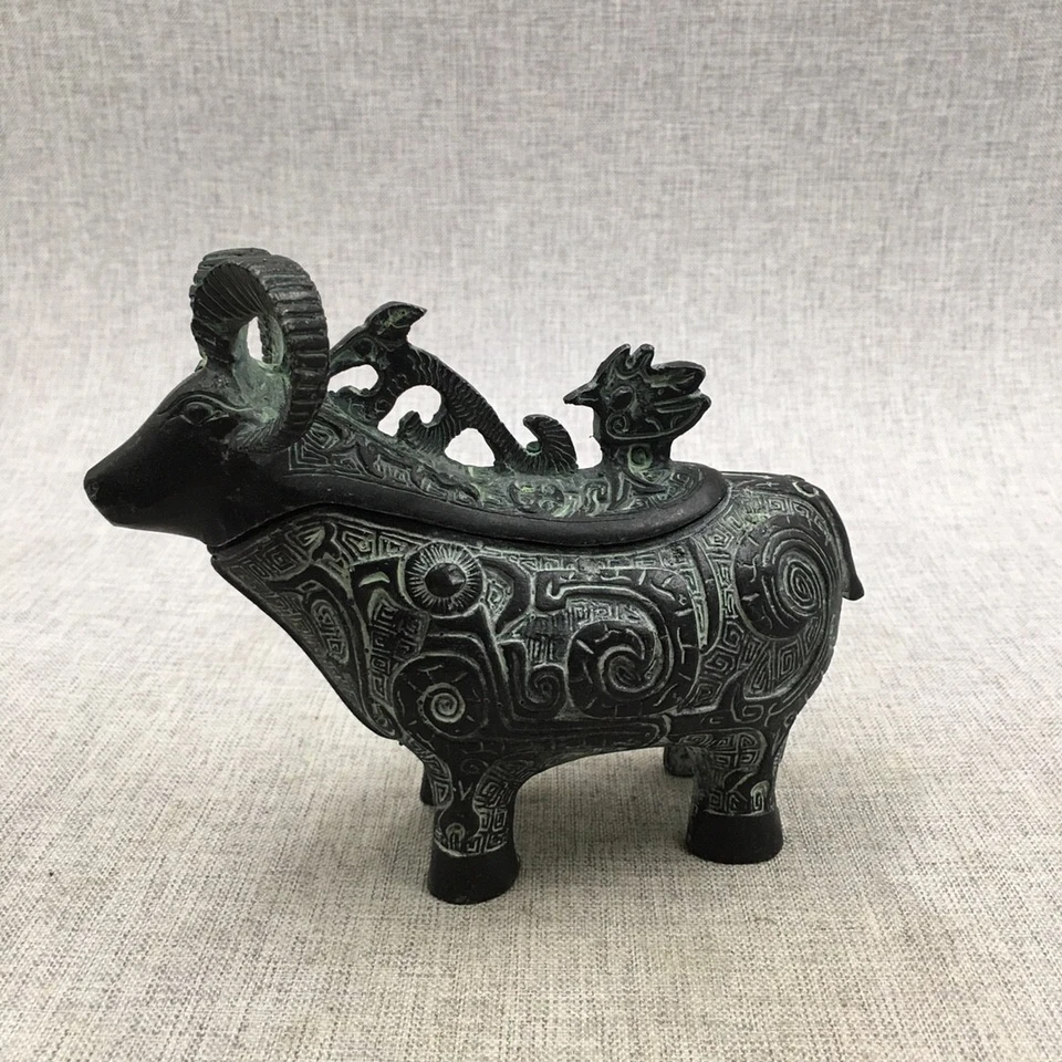 Una botella de vino de oveja de bronce, una antigua copa de vino imperial de China Foto 2 de 4