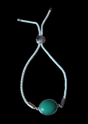 Verstellbares cremefarbenes Seilarmband mit silberfarbenem Rand und grünem Jadestein