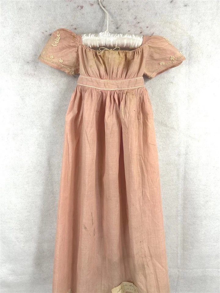 antiguo vestido infantil algodón rosa cordón cuello, cintura, historia Abby Hing 1832 Foto 2 de 4