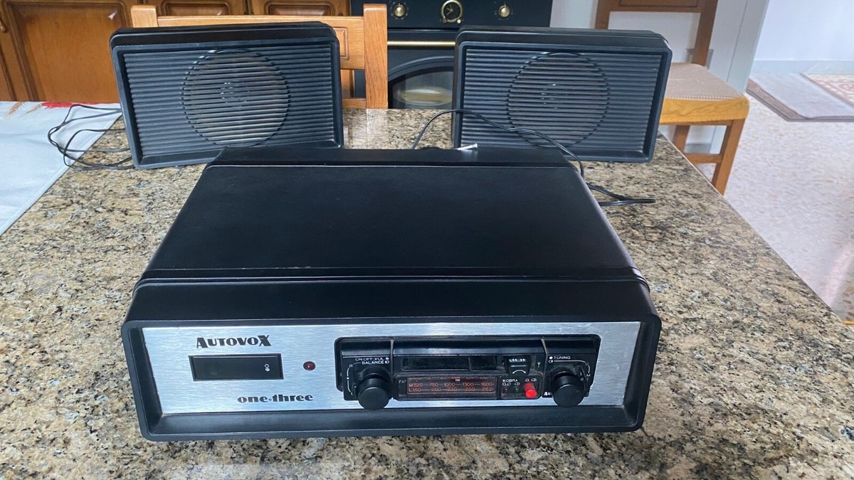 autoradio Autovox completo mobiletto ONE THREE e plancia