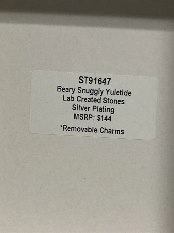 Bomb Party Gem Society Holiday 2025 Stack Beary Acurrucado Pulsera Navidad Plata Foto 2 de 2