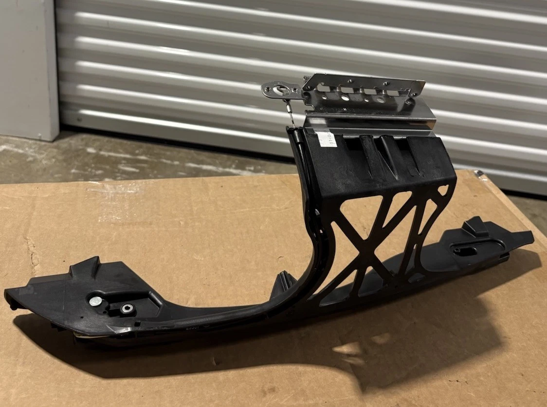 Harley-Davidson FLH Touring Right Hand Saddlebag Latch Assy. 90200520 photo 1