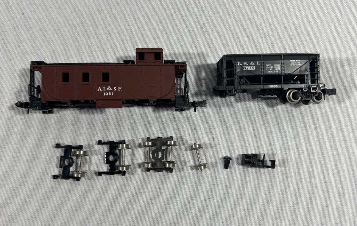 N Scale Rolling Stock Lot For Parts Or Repair Caboose + Ore Car
