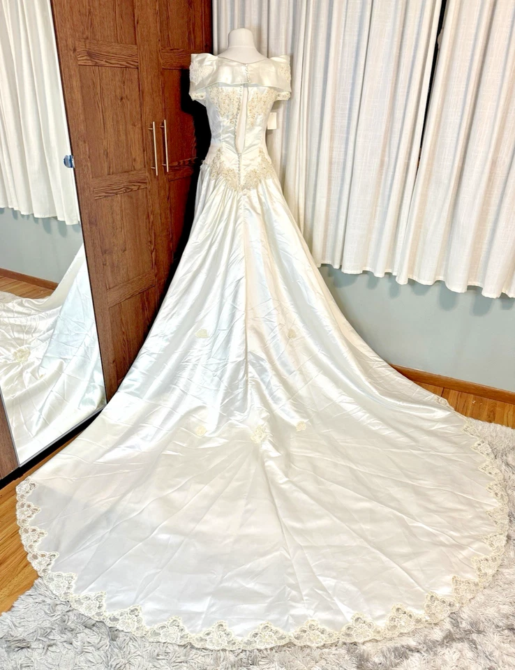 复古 Alfred Angelo 露肩缎面婚礼礼服蕾丝火车-需要维修 — 第 2/4 张图片