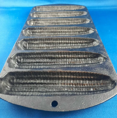 Vintage Lodge Cast Iron Cornbread Pan 7 Stick RESTORED Unmarked.