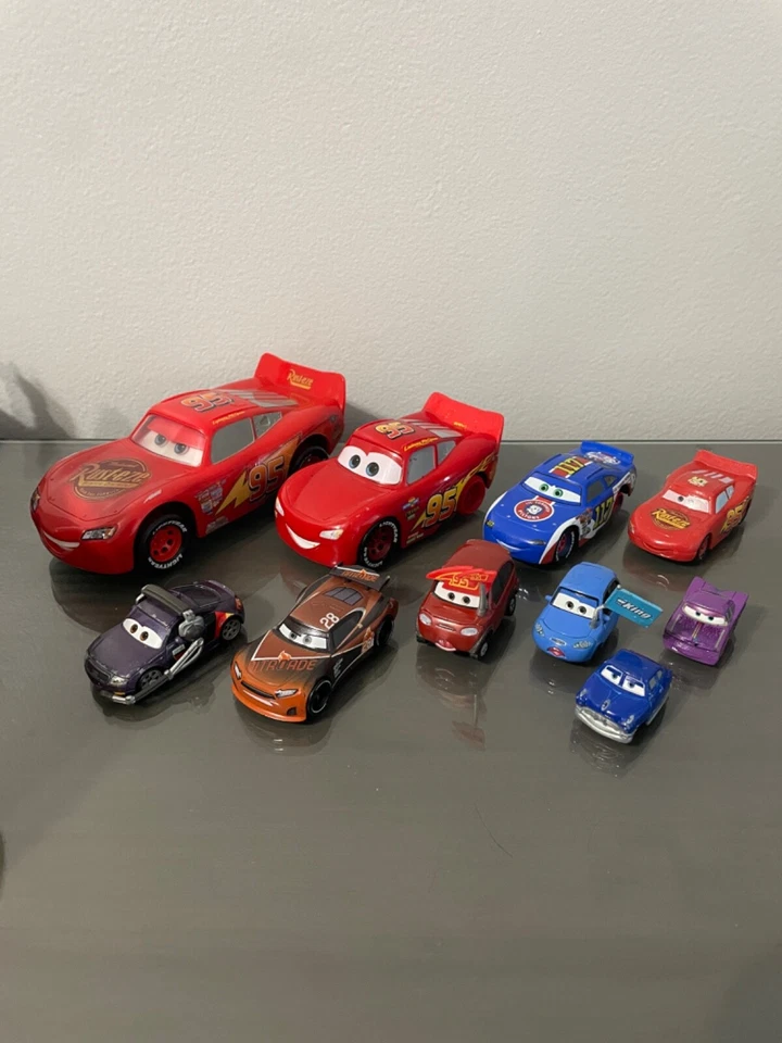 Lote de 10 figuras de autos Disney Pixar varios Feat Lightning McQueen plástico y diecast Foto 2 de 4