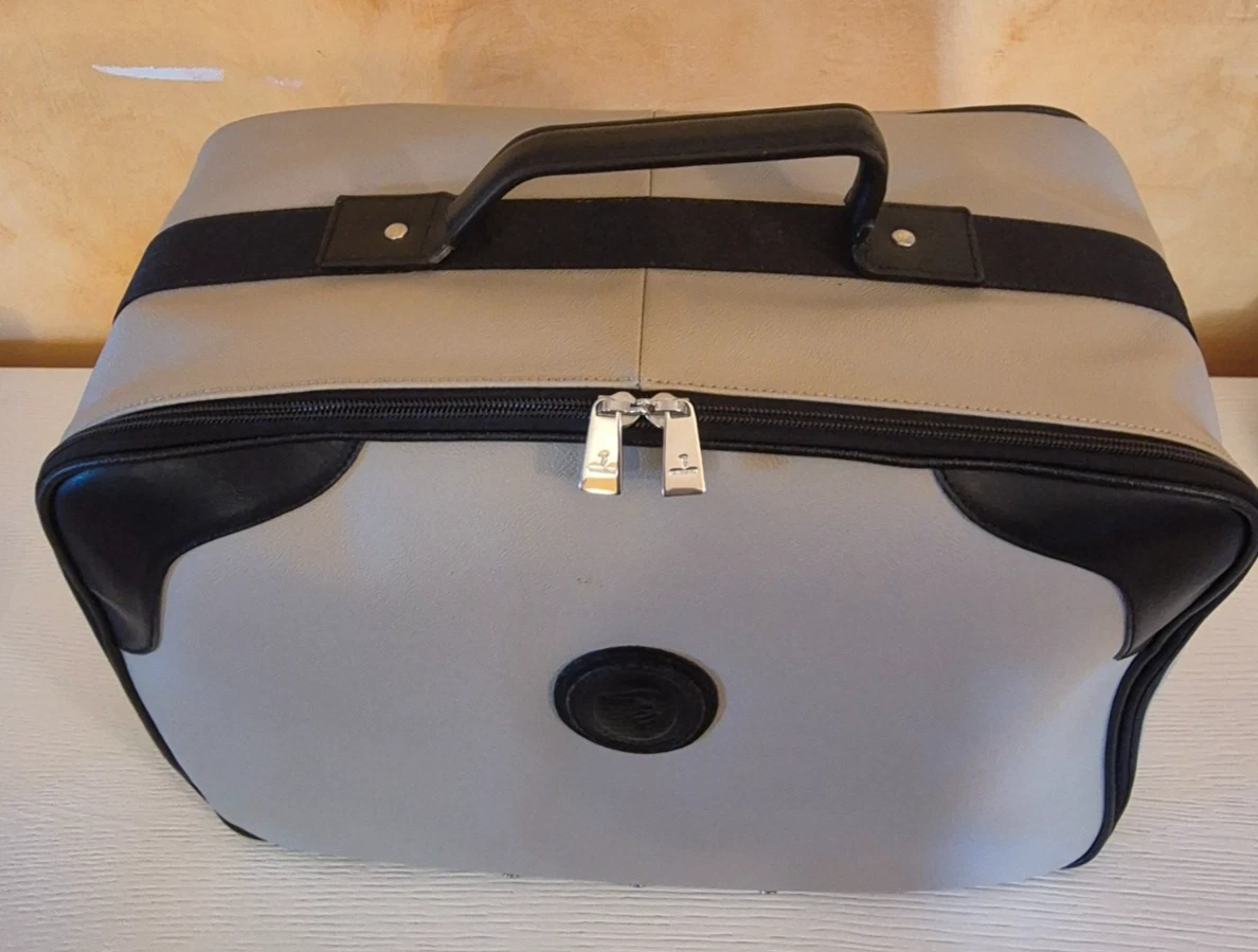 Khaite Outlet: Borsa Olivia in pelle a grana con occhielli metallici Khaite Outlet: Borsa Olivia in pelle a grana con occhielli metallici