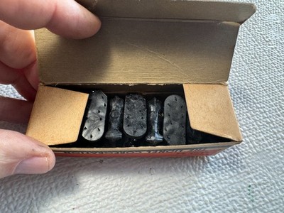  LIONEL- 3636-9 BOX OF 9 BLACK OPERATING COWS IN ORIGINAL BOX -NEW   L2257