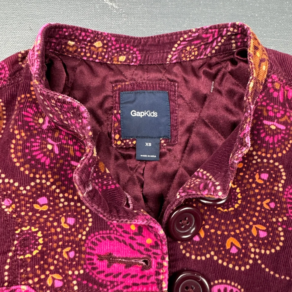 Jaqueta de veludo Gap infantil meninas tamanho XS marrom estampa floral botão frontal - Imagem 2 de 4