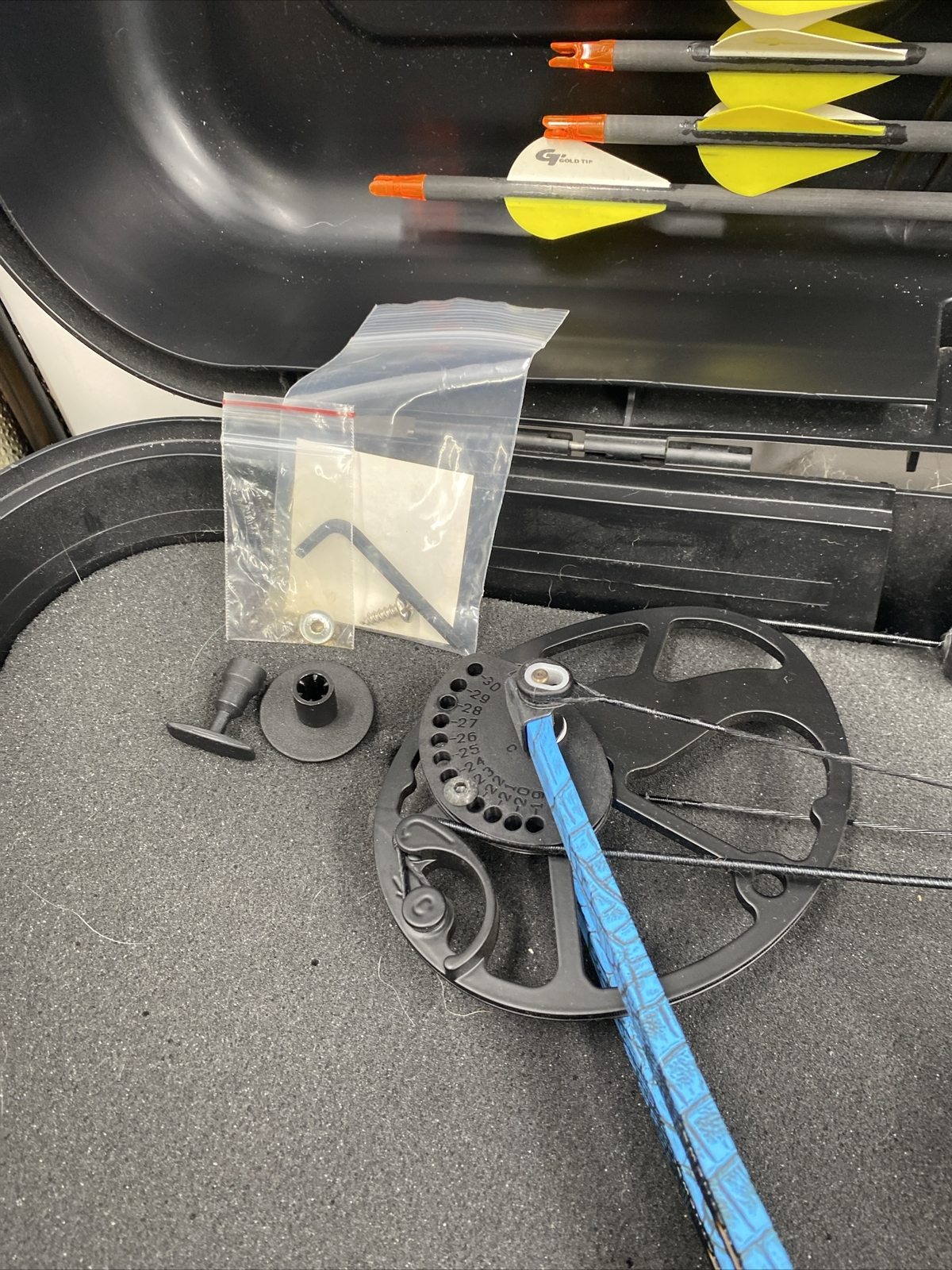 Mathews Mission CRAZE Youth Compound Bow Blue RH Mint Archery Sport