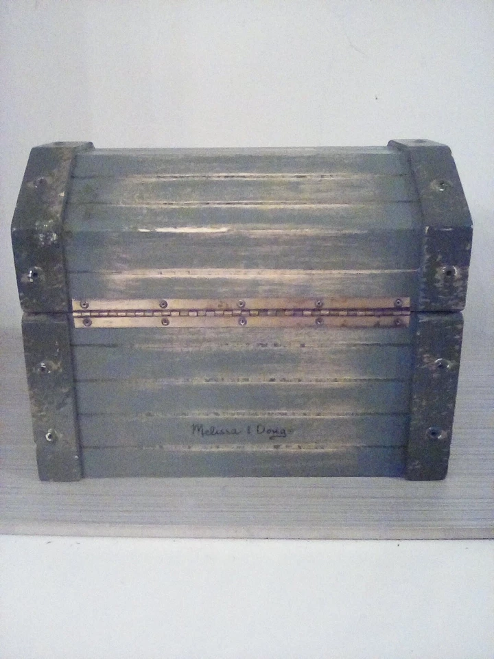 Baú de tesouro pirata de madeira com tábua de chão escondida! Melissa And Doug. 9" x7" - Imagem 3 de 4