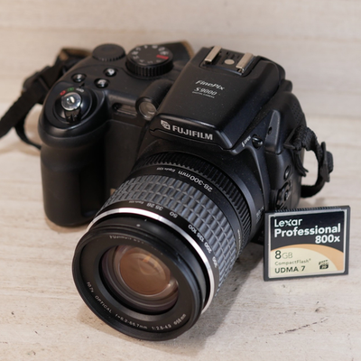Fujifilm FinePix S Series S9000 / S9500 9.2MP Digital Camera