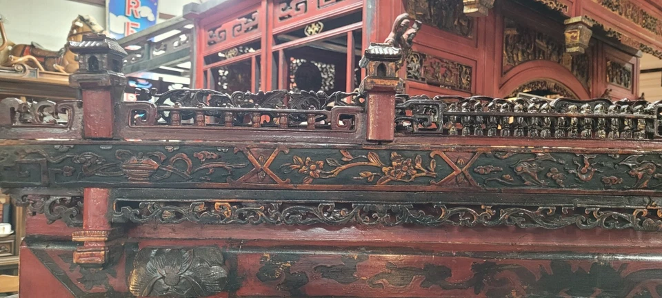 Armario grande antiguo lacado rojo del siglo XIX tallado Foto 2 de 4