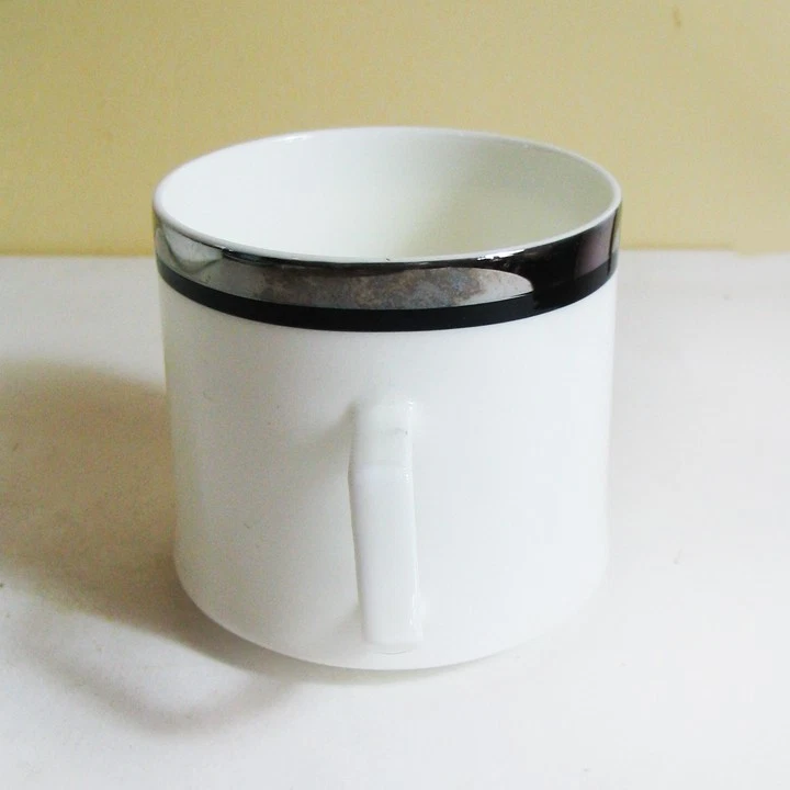 Tazas Mikasa Solitude porcelana de hueso blanco borde plateado 2-5/8" ancho 8 disponibles Foto 3 de 4