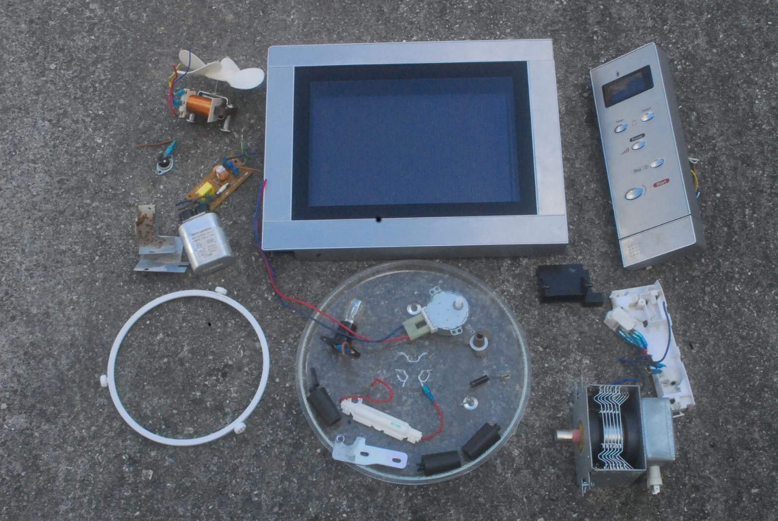 GERMAN POOL MICROWAVE MODEL WP700IJ17Q-2B BROKEN APART TO SELL INDIVIDUAL PARTS
