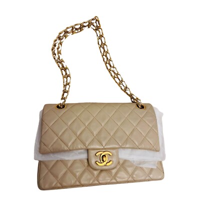 Die Chanel Tasche, die verzaubert: Timeless Double Flap aus beige und goldfarbenem Leder