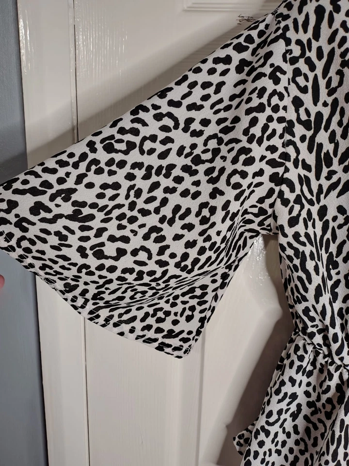 Top PLT Blanco y Negro Estampado Animal Cruzado Peplum Manga Acampanada Talla UK 12 Foto 2 de 4