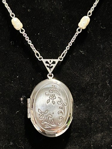 Medallón vintage AVON plateado con detalles de perlas sintéticas - Imagen 2 de 7