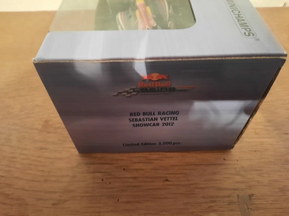 Red Bull Vettel RB7 Showcar 2011 - Bild 2 von 4