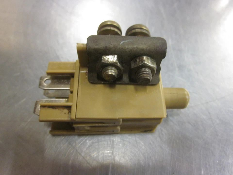 Interruptor de seguridad de freno para tractor cortacésped Kubota TG1860 K1122-62250 diésel Foto 3 de 3