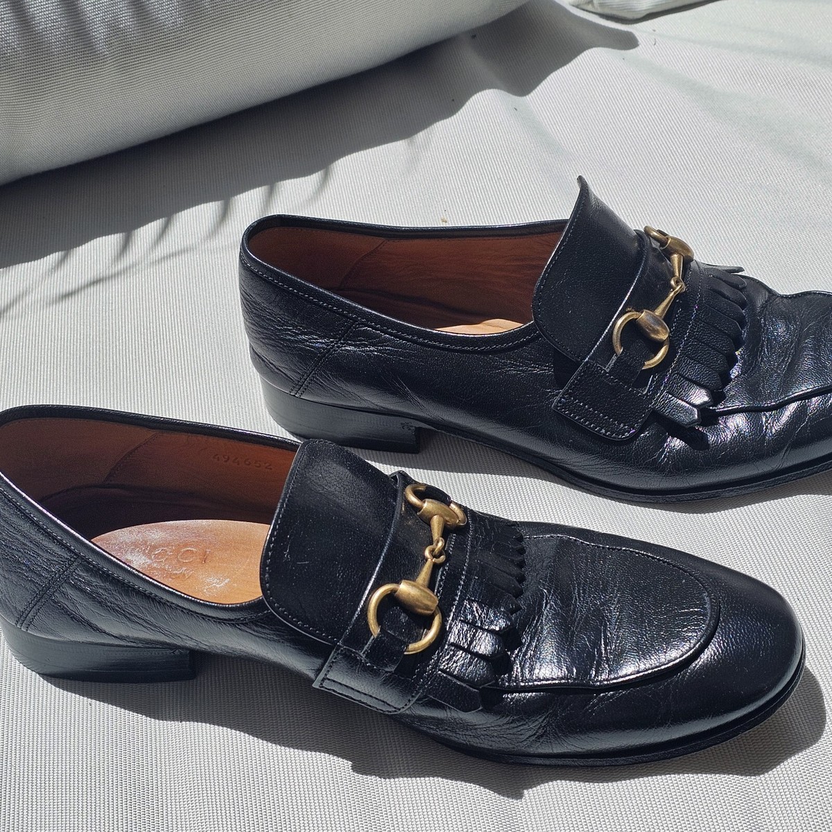 GUCCI BLACK LEATHER MIRRORED KILTIE G LOGO FRINGE LOAFERS  display picture 3