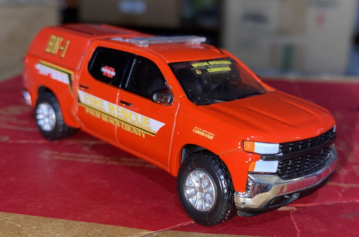 街道ハウス CHEVROLET SILVERADO FIRE (チェイス) CHASE CAR 1/64 Kaido House x Mini GT Chevrolet Silverado