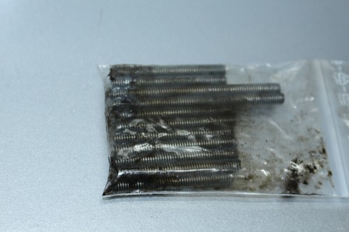 Gewindestangen der Lagerblöcke der Nockenwellen BMW K100 4V K1100