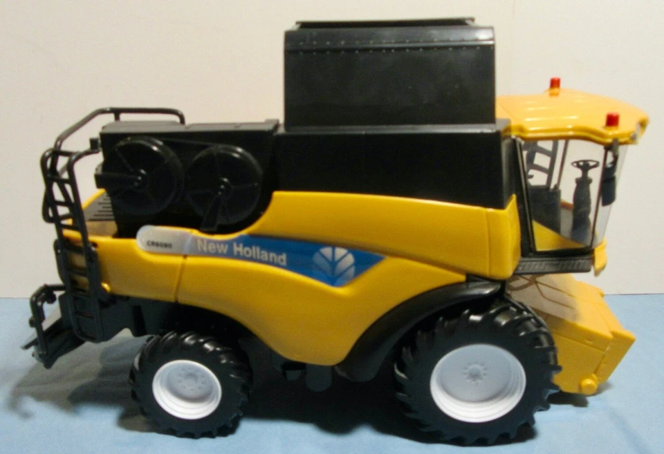 New Holland CR9090 Combine For Parts Or Repair 1/32 Scale - Image 3 of 4