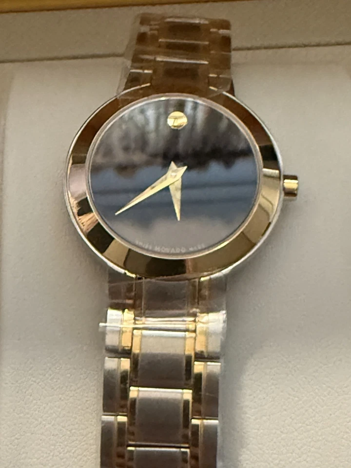 Reloj para mujer Movado Collection esfera negra 2 tonos Foto 4 de 4