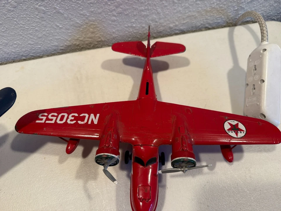 Lot of 2 Ertl Wings of Texaco Die-Cast Airplane Banks Grumman Goose & Lockheed - Image 4 of 4