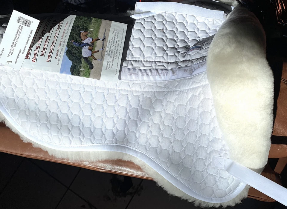 E.A. Media almohadilla multiusos de piel de oveja mate Foto 3 de 3