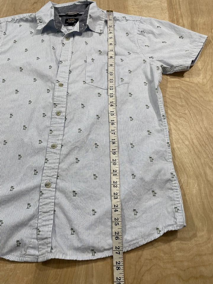 Camisa Lee abotonada para hombre talla mediana azul a rayas con diseño de palmeras Foto 2 de 4