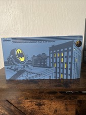 Mezco Commissioner James Gordon and Bat Signal - Deluxe Edition NEW