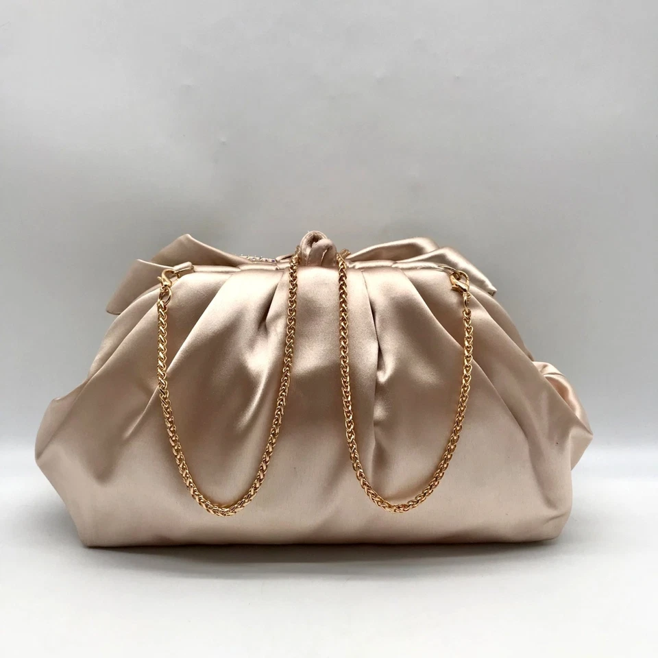 Bolso de Mano Convertible Badgley Mischka Champagne Posey Arco Satinado Foto 2 de 4