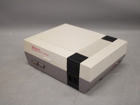 NINTENDO NES Console Bundle With Zapper Controllers & 5 Games - CD2