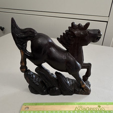 Figurine cheval en bois sculpté marron foncé élevage cheval statue sur socle présentoir
