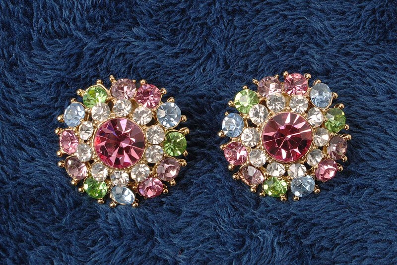 Vintage stud floral rhinestone earrings  3/4 "